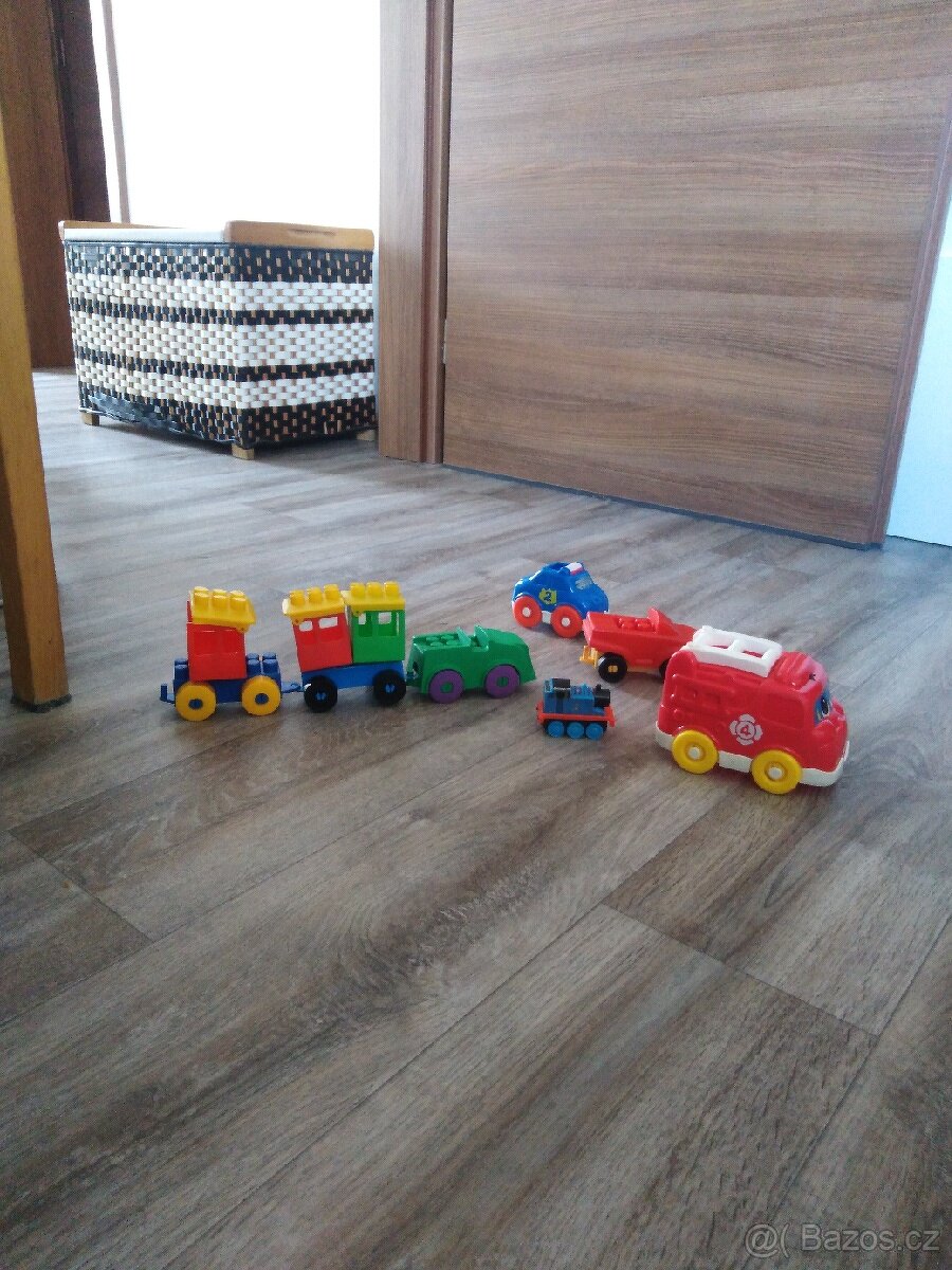Vláček a auta