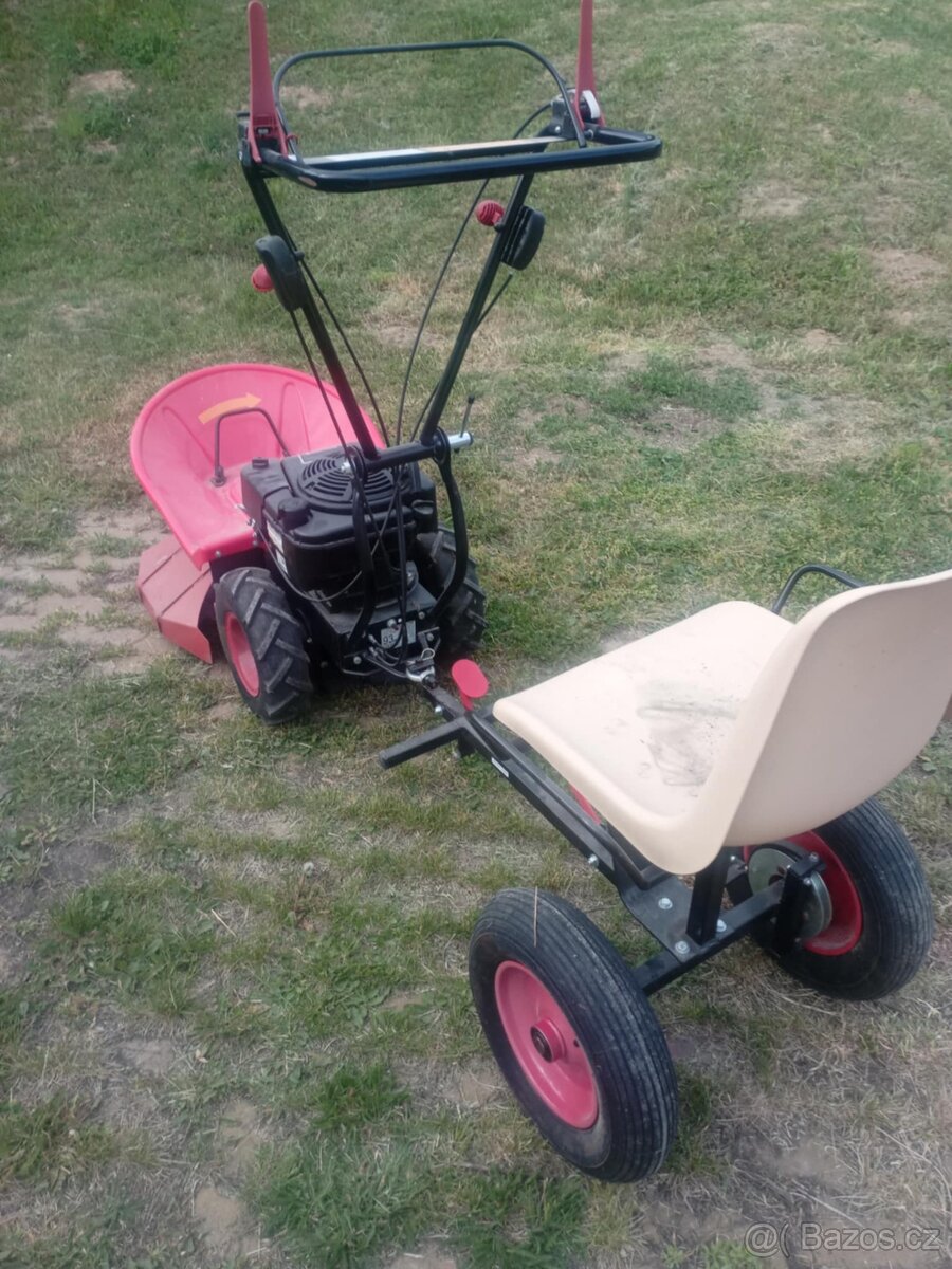 Bubnová sekačka se sedadlem