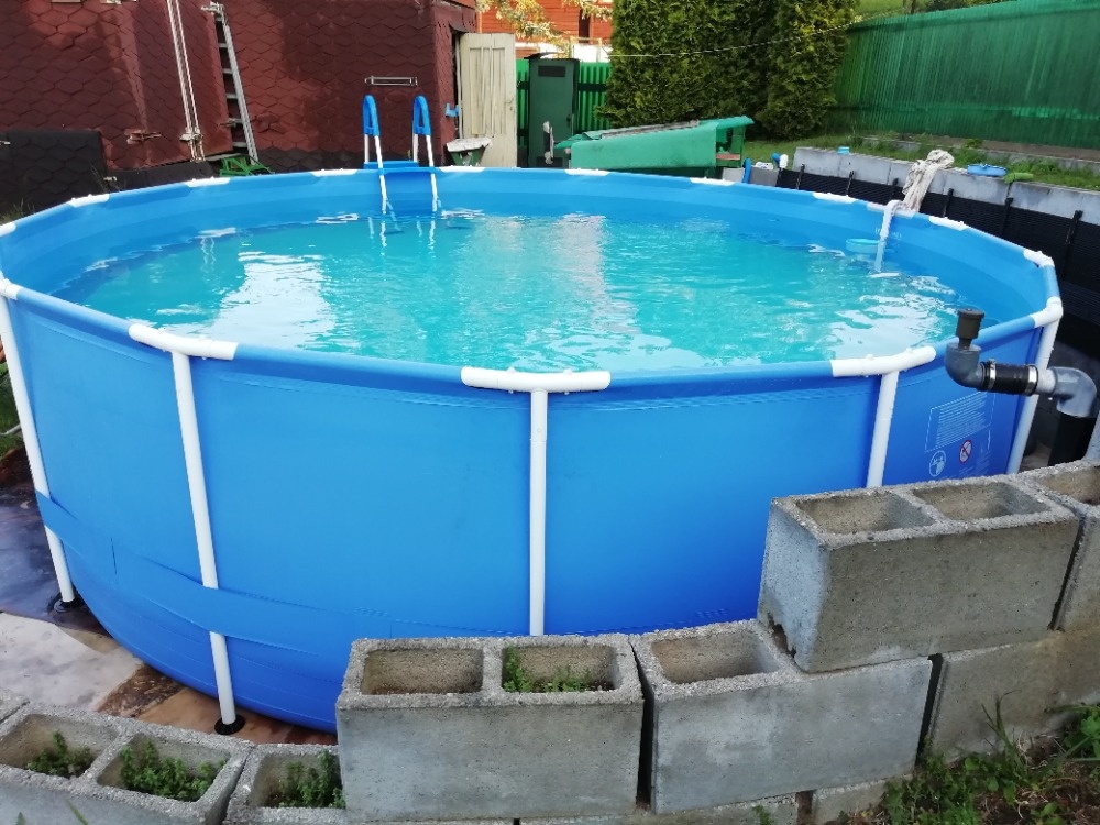 Nadzemní bazén 4.55m a schůdky k bazénu
