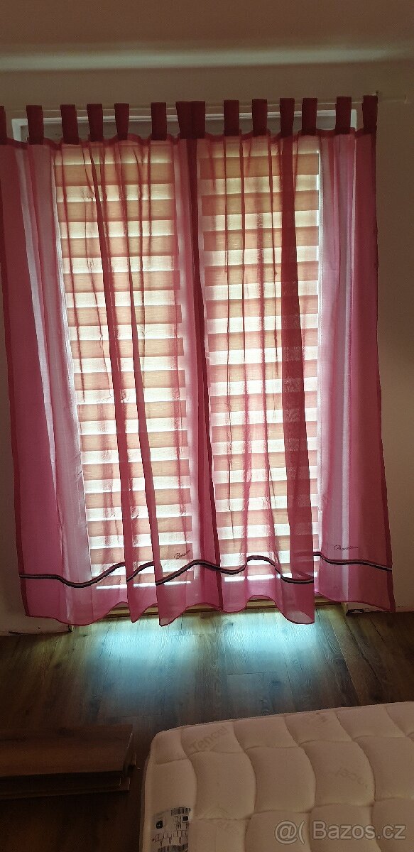Růžové záclony