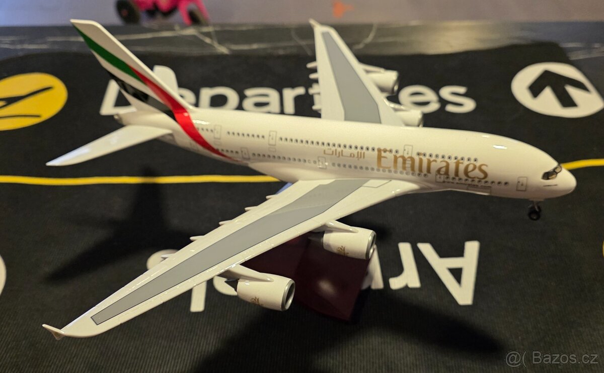 Kovový model Airbus A380 Emirates M1:200