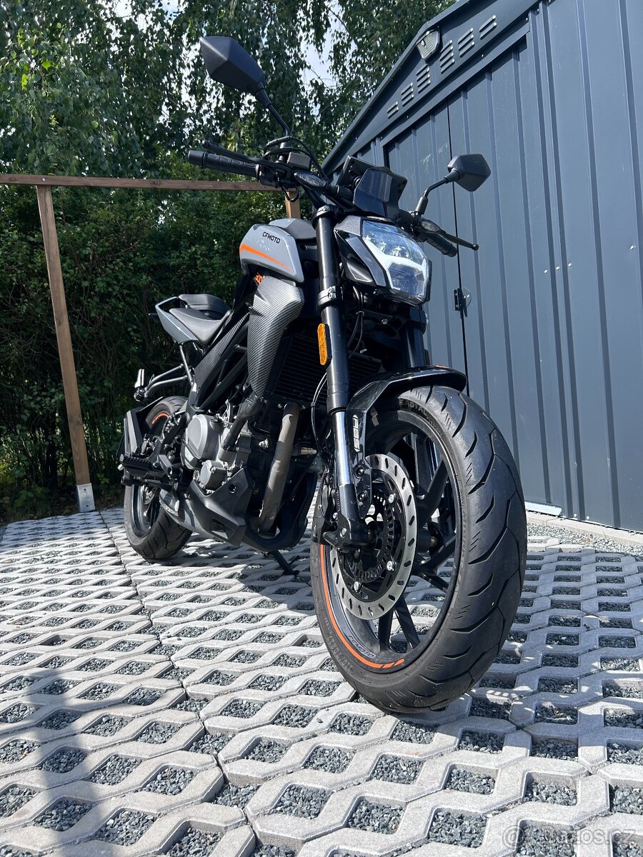CF Moto 300NK
