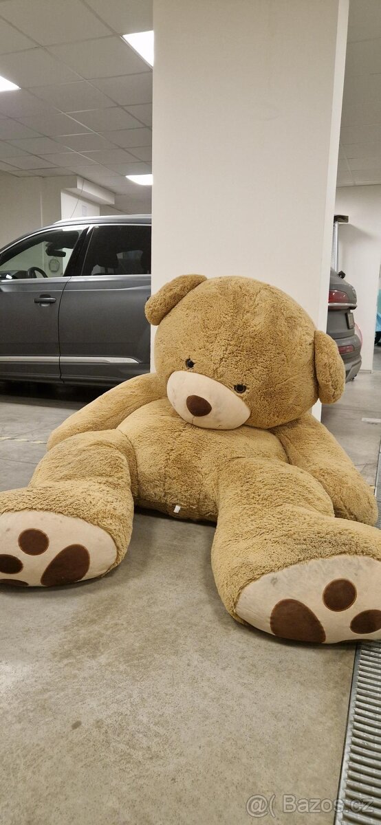 Obří plyšový medvěd