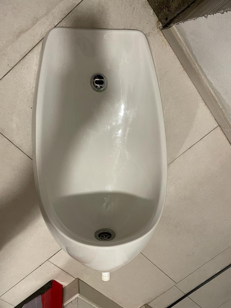 Pisoár s automatickým splachováním