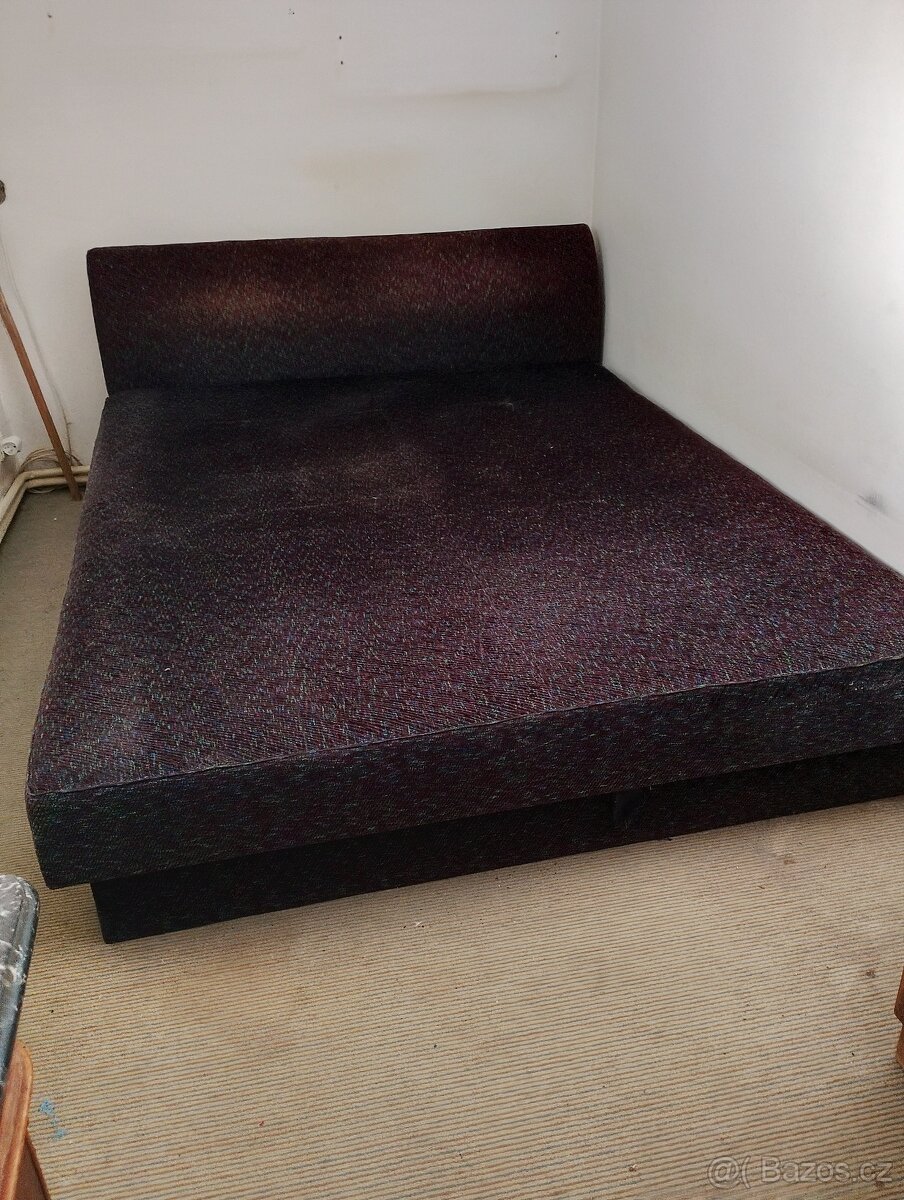 Čalouněná postel
