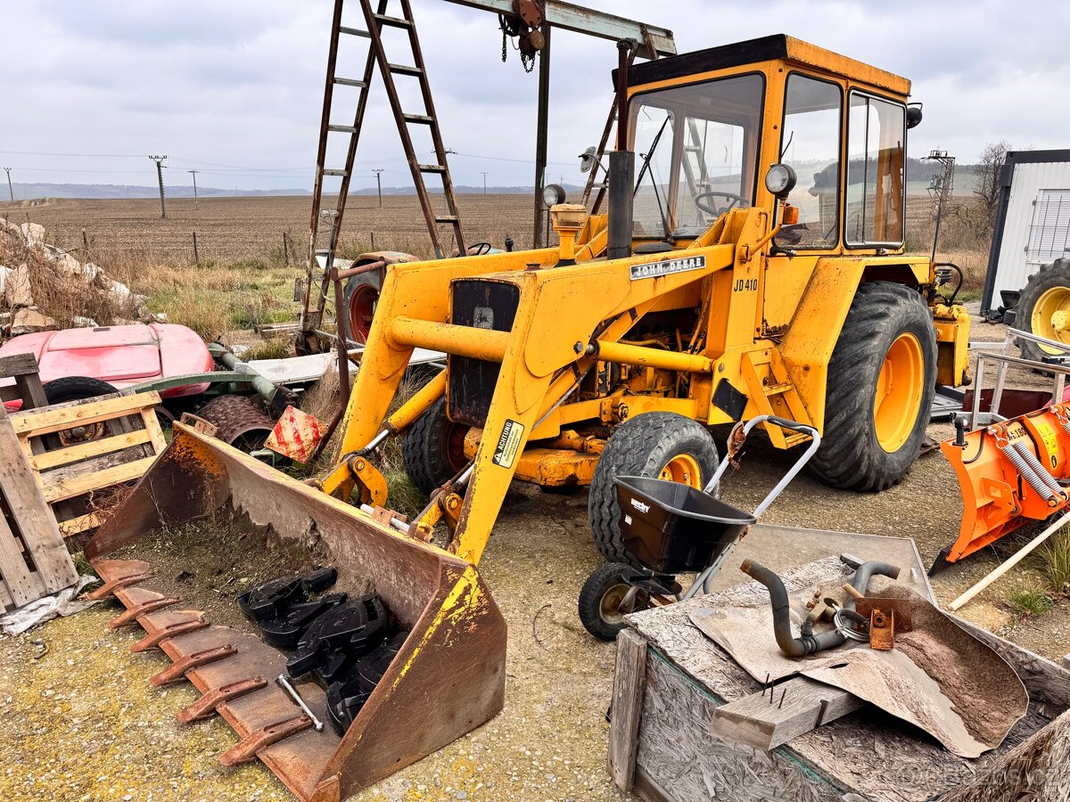 Traktor bagr John Deere 410