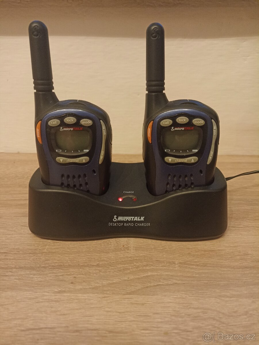 Vysílačky Cobra Microtalk MT725 s nabíjecí stanicí.