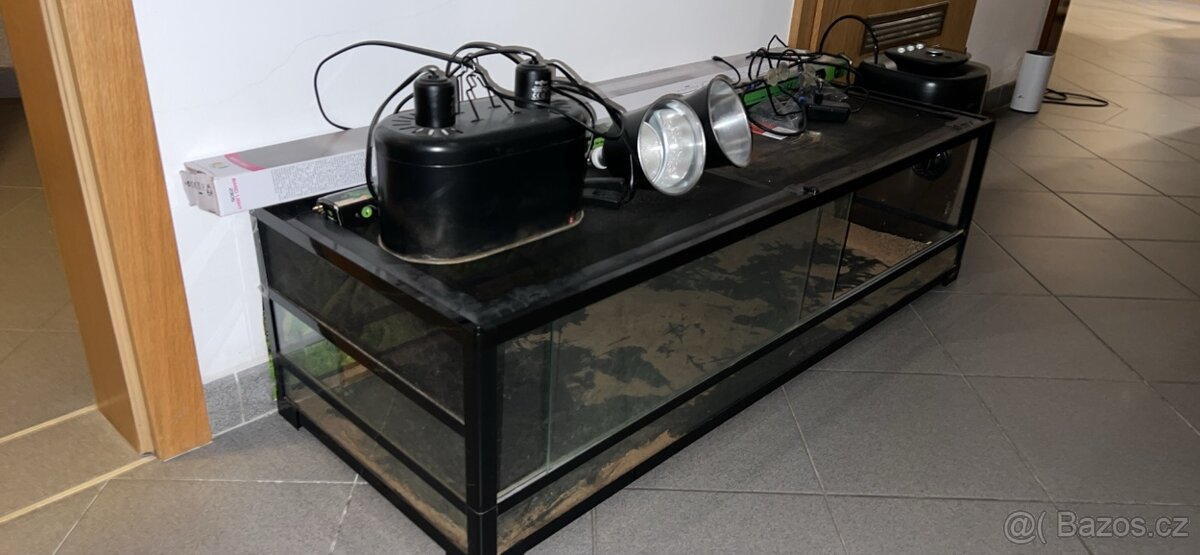 Terárium s lampami a rosícím systémem