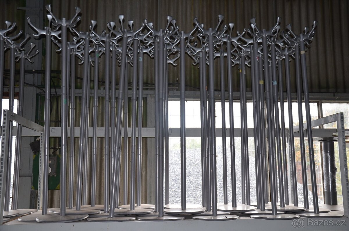 Věšák na oblečení kovový