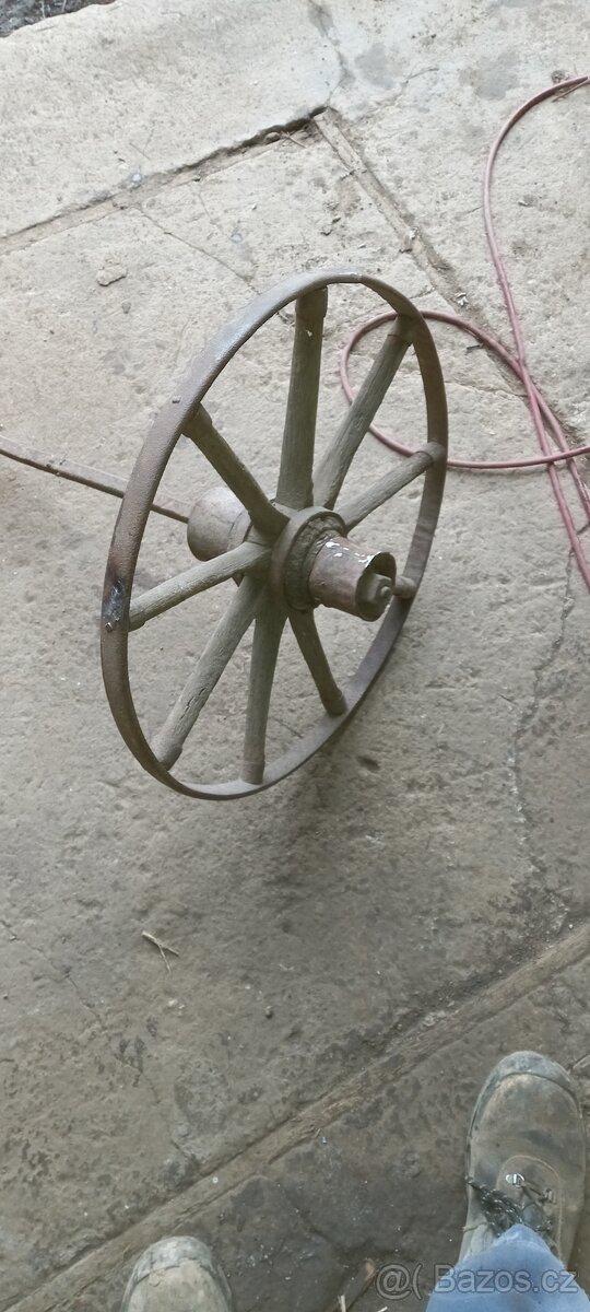 Loukoťové kolo trakař