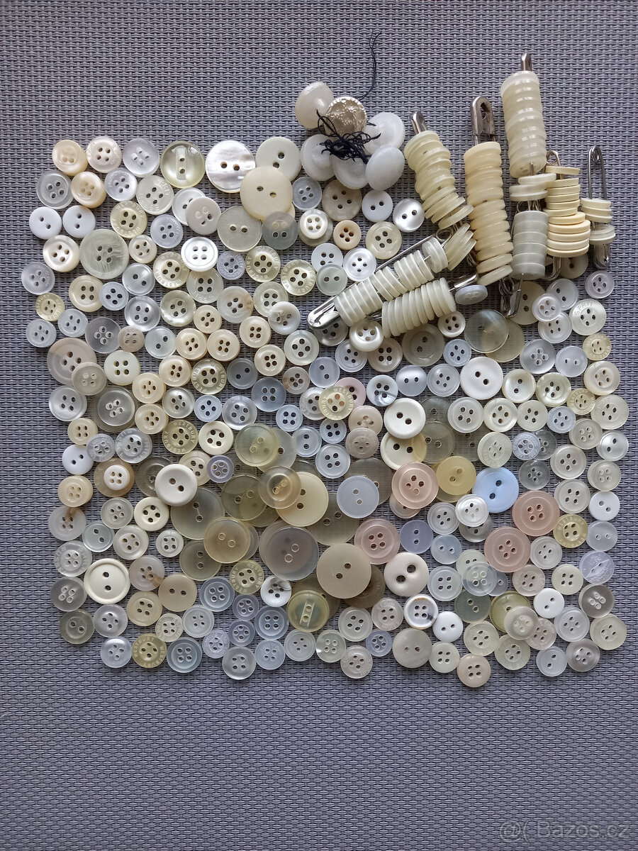 Knoflíky malé bílé a smetanové