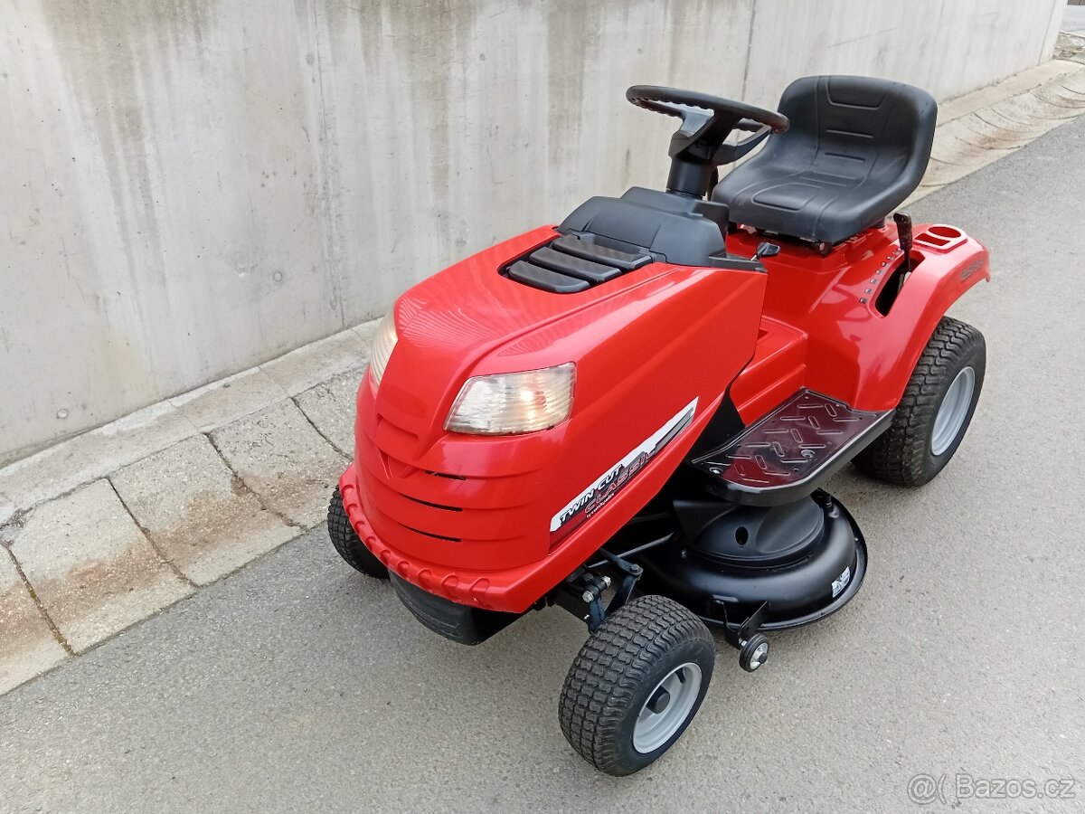 Prodám zahradní traktor Twin-Cut 12.5Hp
