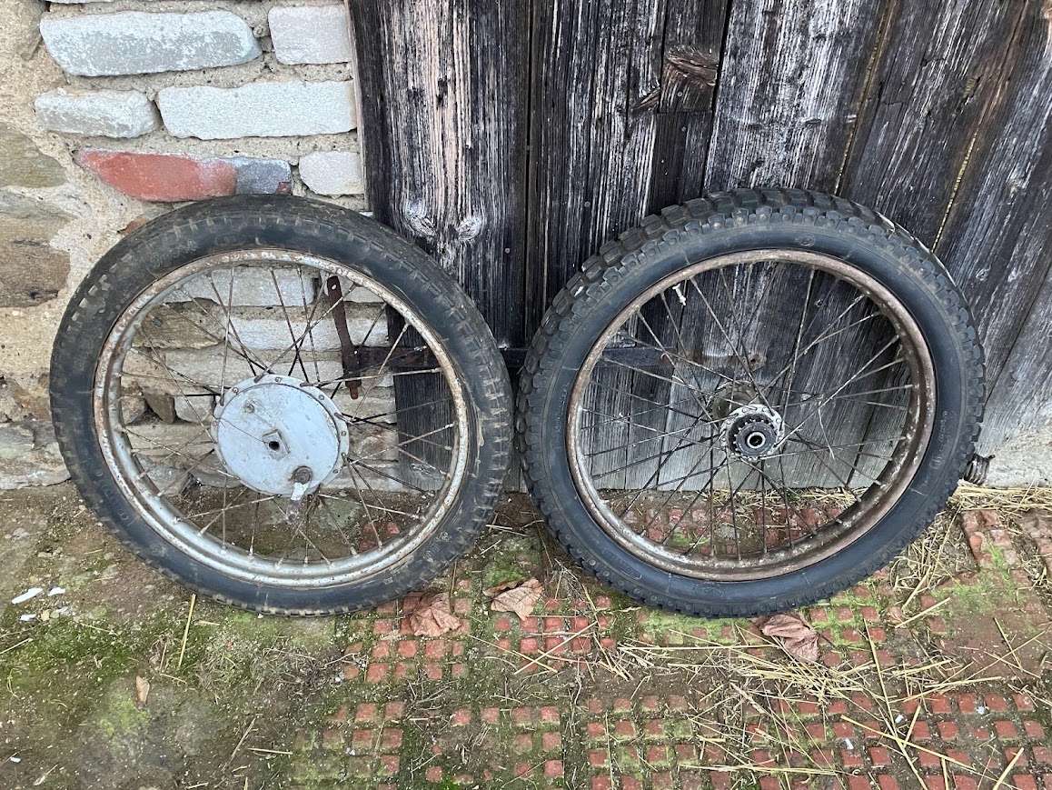 jawa pérák, ogar, kola.