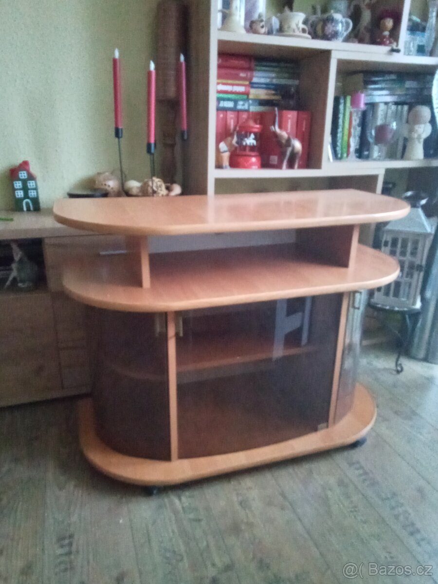 Stolek pod TV