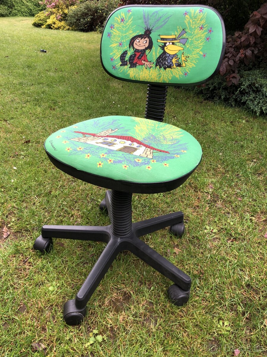 Dětská židle, kostky, hracky