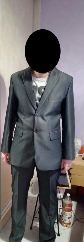 Tmavě šedý lesklý oblek
