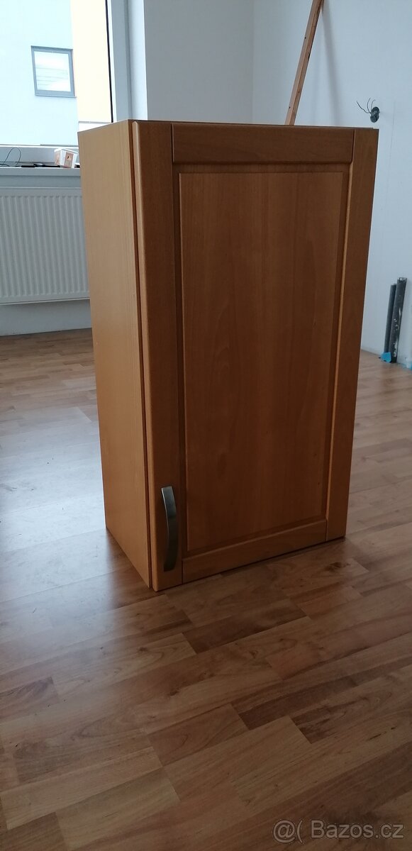 Kuchyňská skříň s poličkami