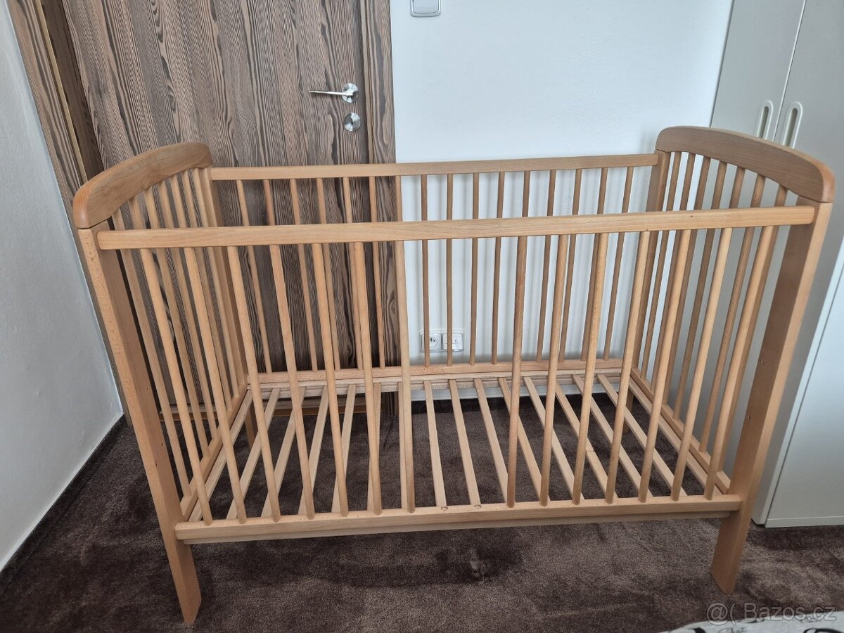 Dětská postýlka s nastavitelnou výškou roštu ve 3 úrovních