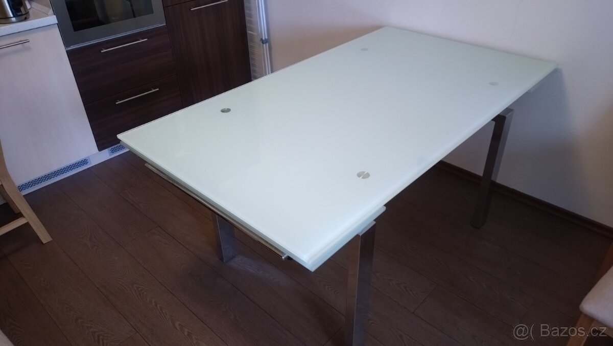 Jídelní stůl se skleněnou deskou