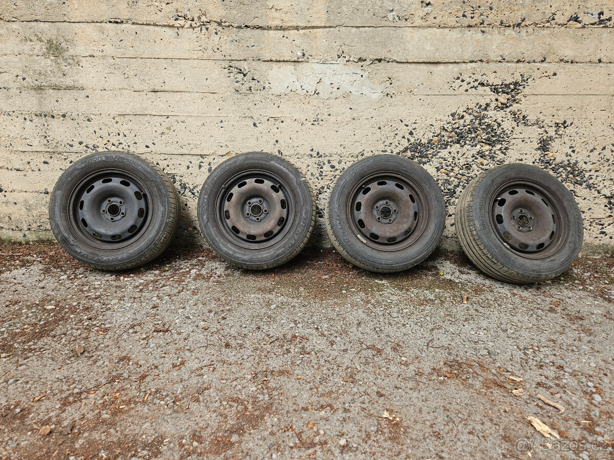 4x plechové disky 15″ s pneu + poklice – Škoda / VW / Seat