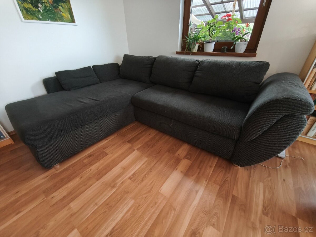 Rohová rozkládací sedačka s úložným prostorem