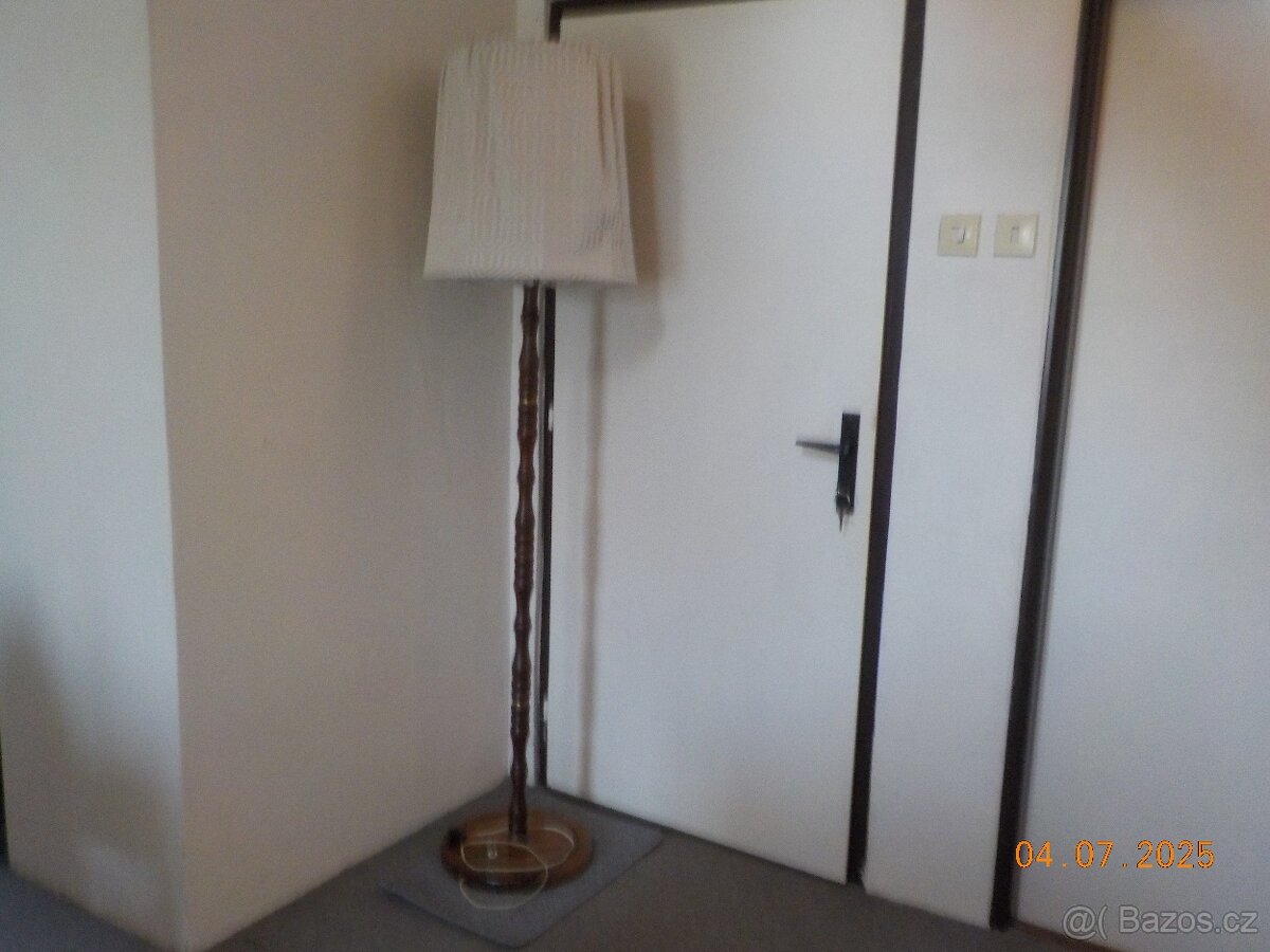 Lampa pokojová.