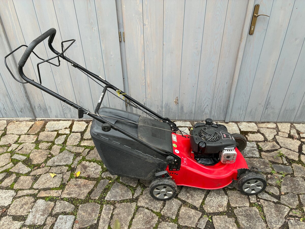 Benzínová sekačka s pojezdem