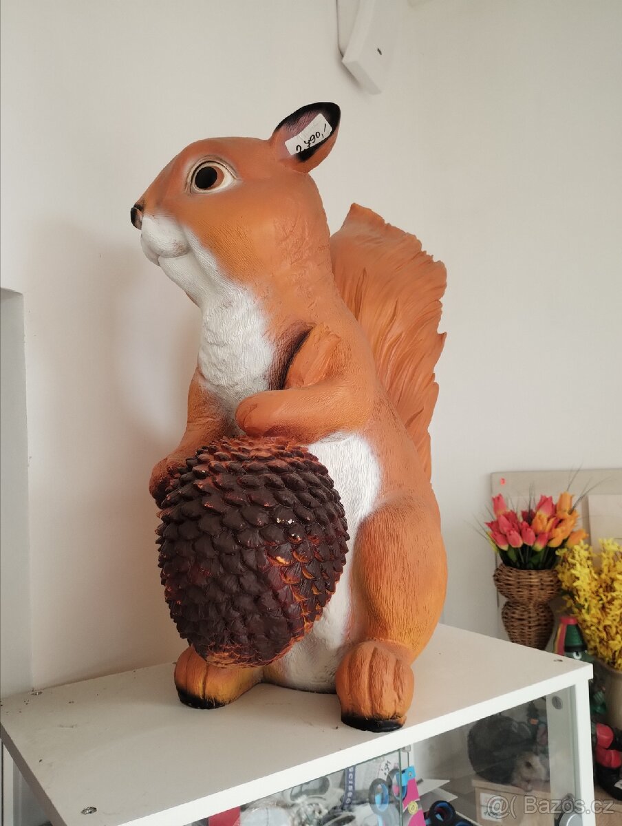 Velká socha veverka s oříškem