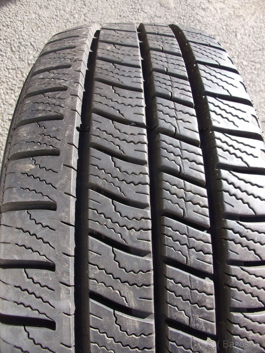 1x zimní pneu 215/65/15C 104/102T GOODYEAR Cargo Vector