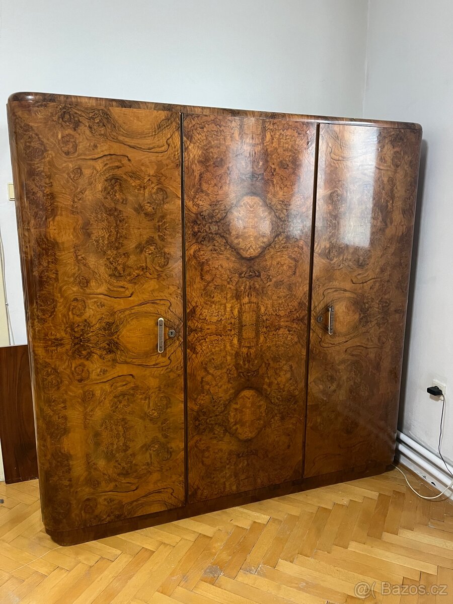 Celá masivní ložnice ořech