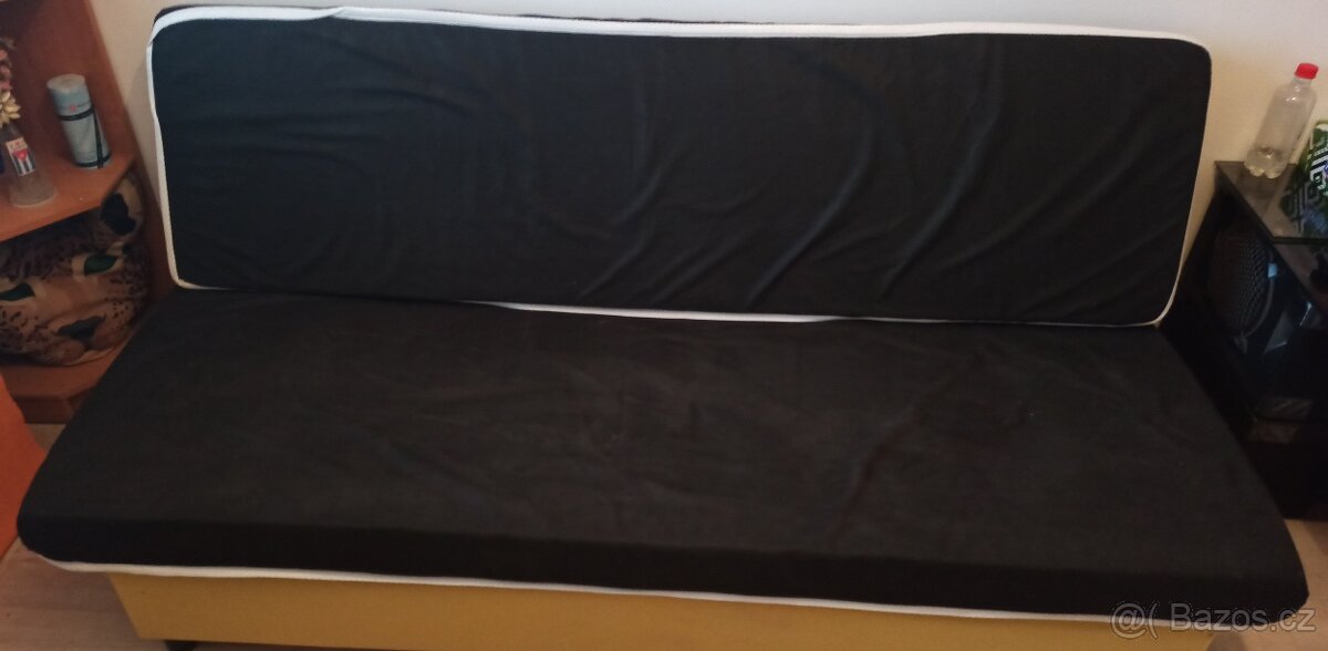 Pohovka rozkládací s úložným prostorem.