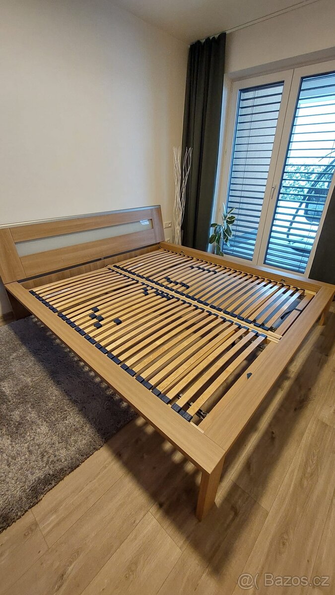 Manželská postel včetně roštú