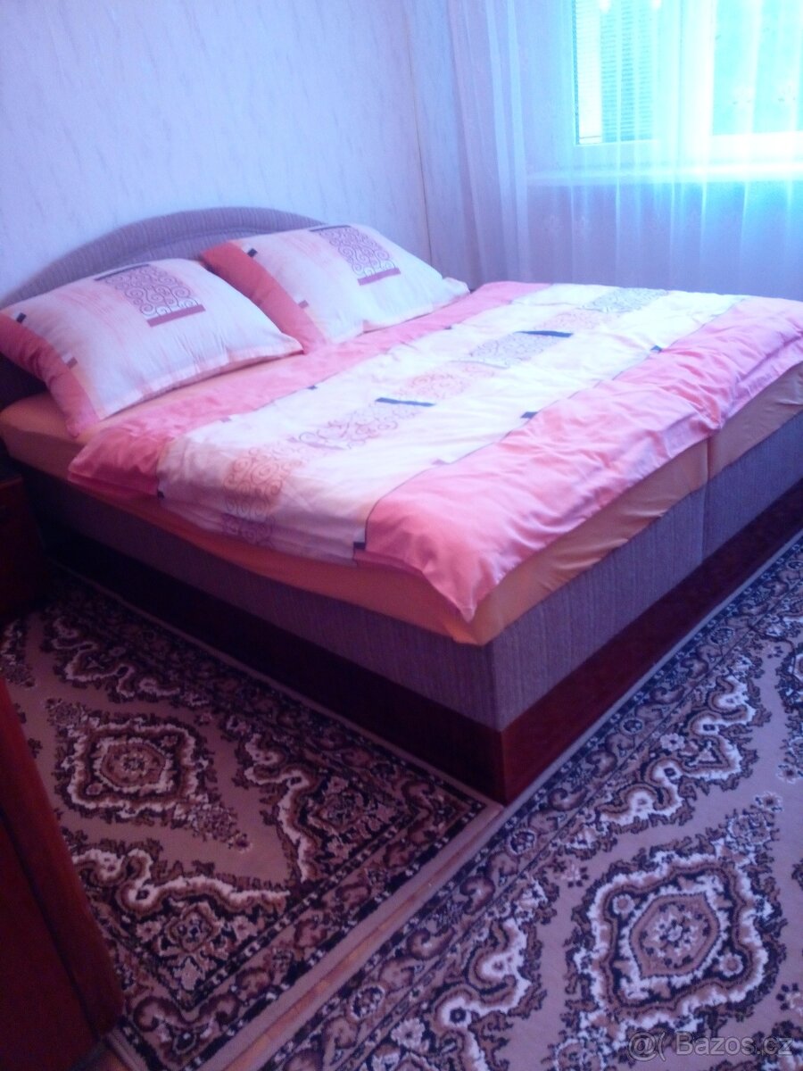 Manželská postel vyvýšená.