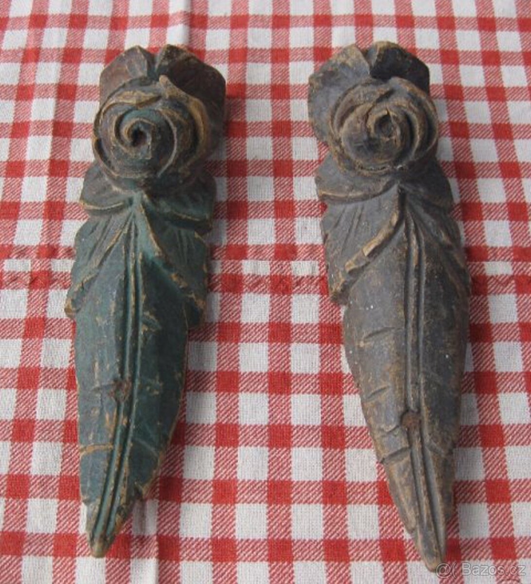 Starožitné skříňové ozdoby