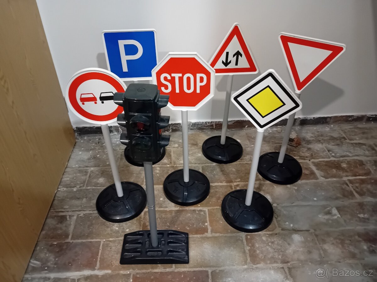Velké dopravní značky + funkční automatický semafor