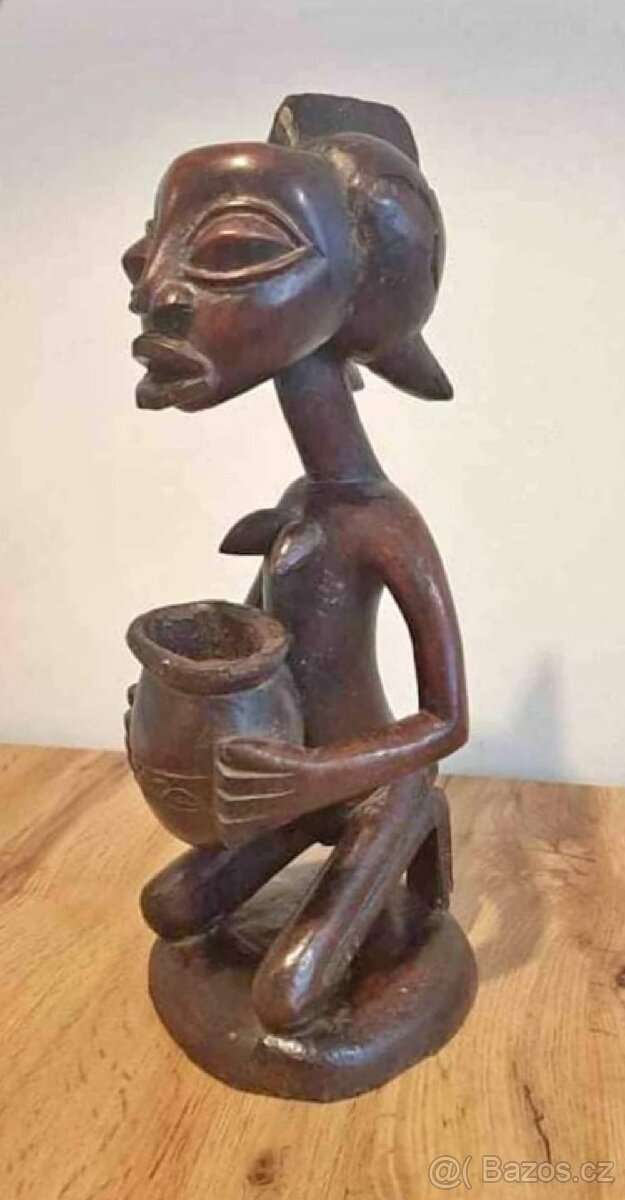 Africká soška ženy s džbánem. Ghana