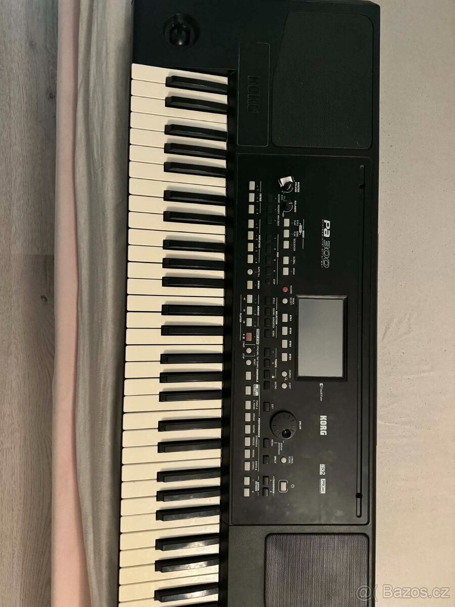 KORG PA300 + KYTARA ELEKTRICKÁ BLOND