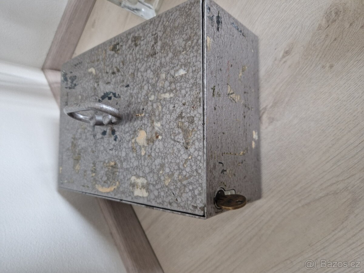 Kovová příruční pokladna