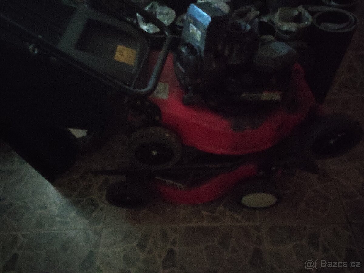 Sekačky s motorem Brigs straton