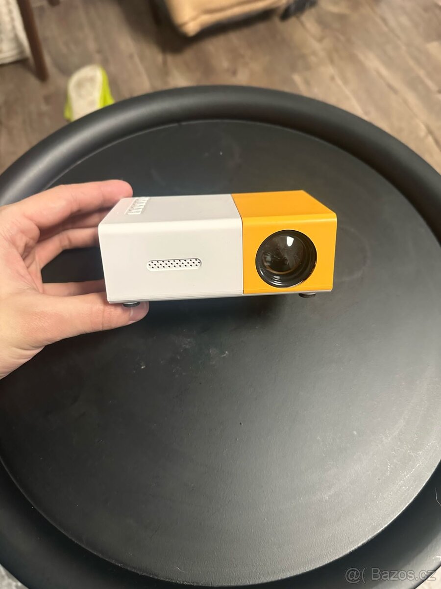 Nabízím zánovní mini LED projektor