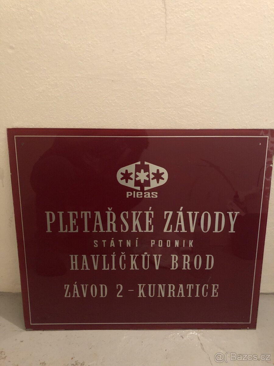 Cedule nápis název štít