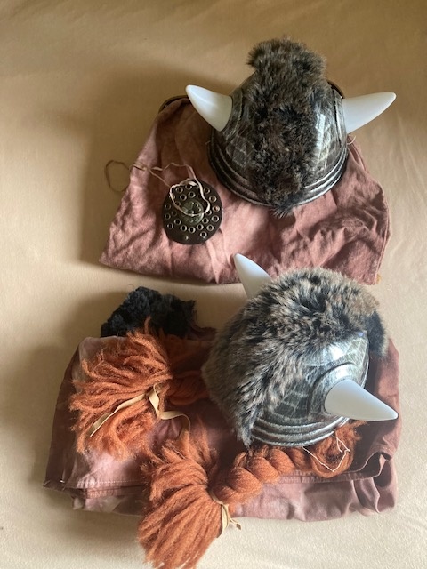 DVA kostýmy, masky, VIKING cca 5-8 let, kluk holka