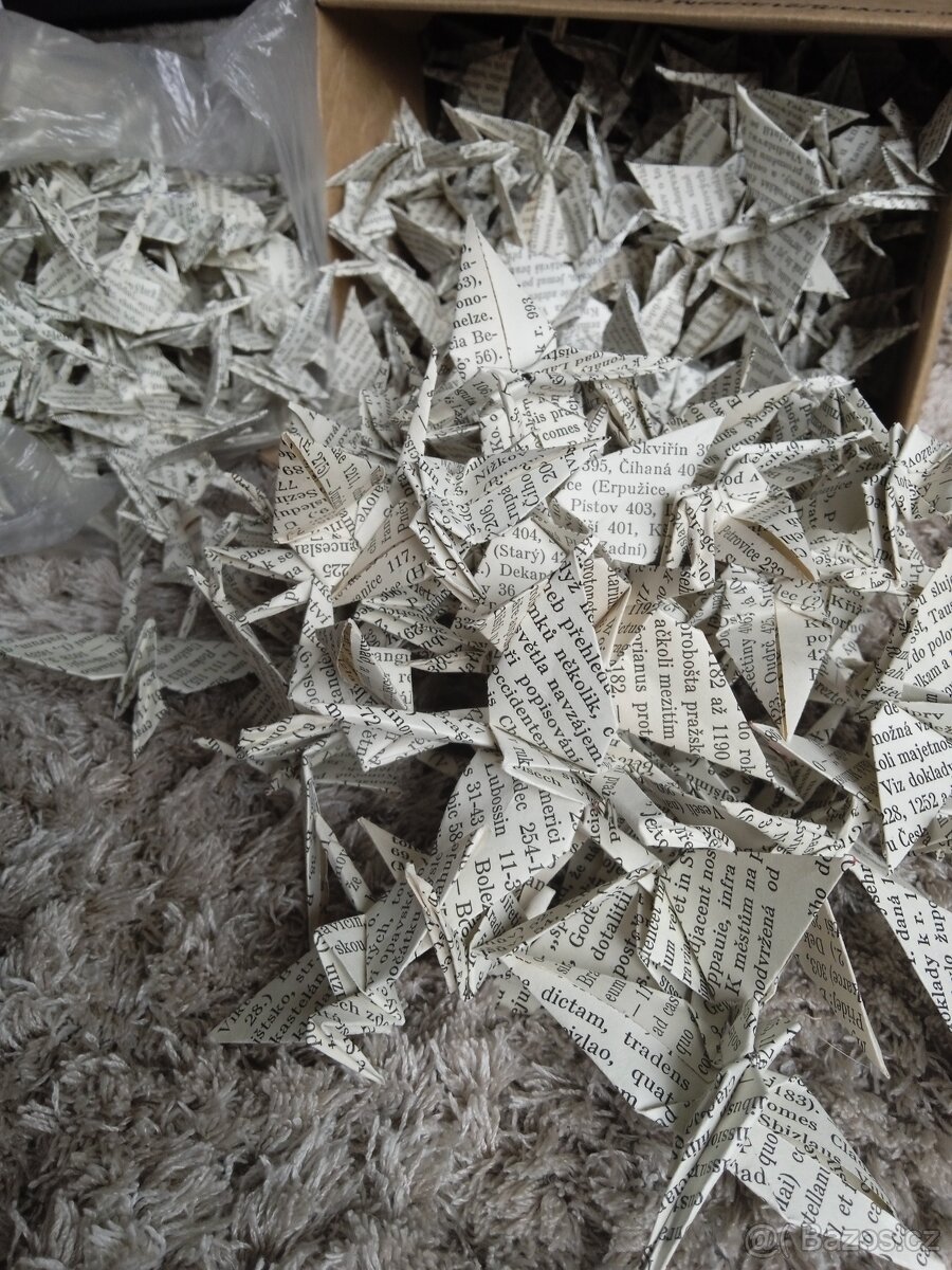 626 knižních origami jeřábů