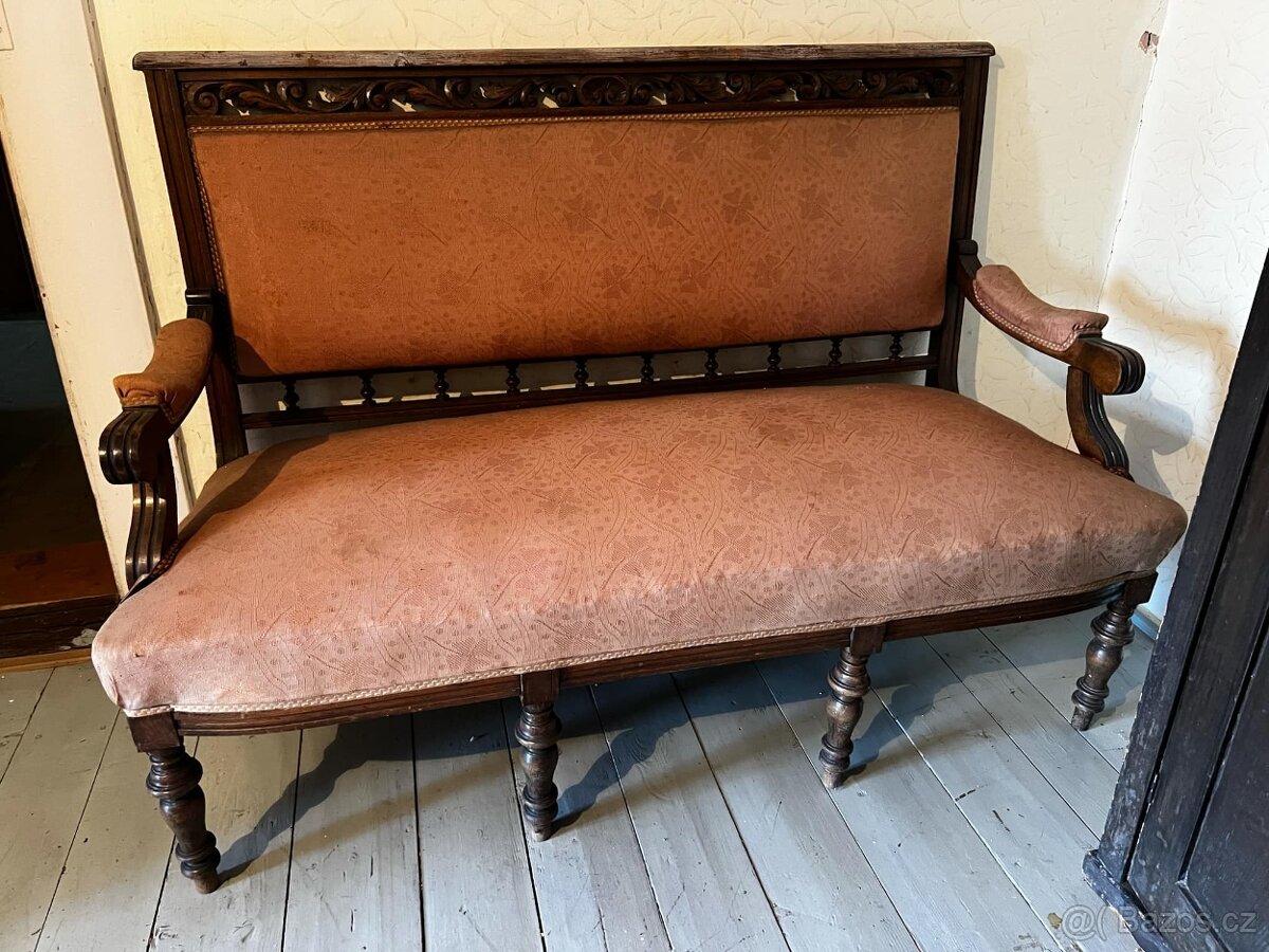 Staré sofá a židle