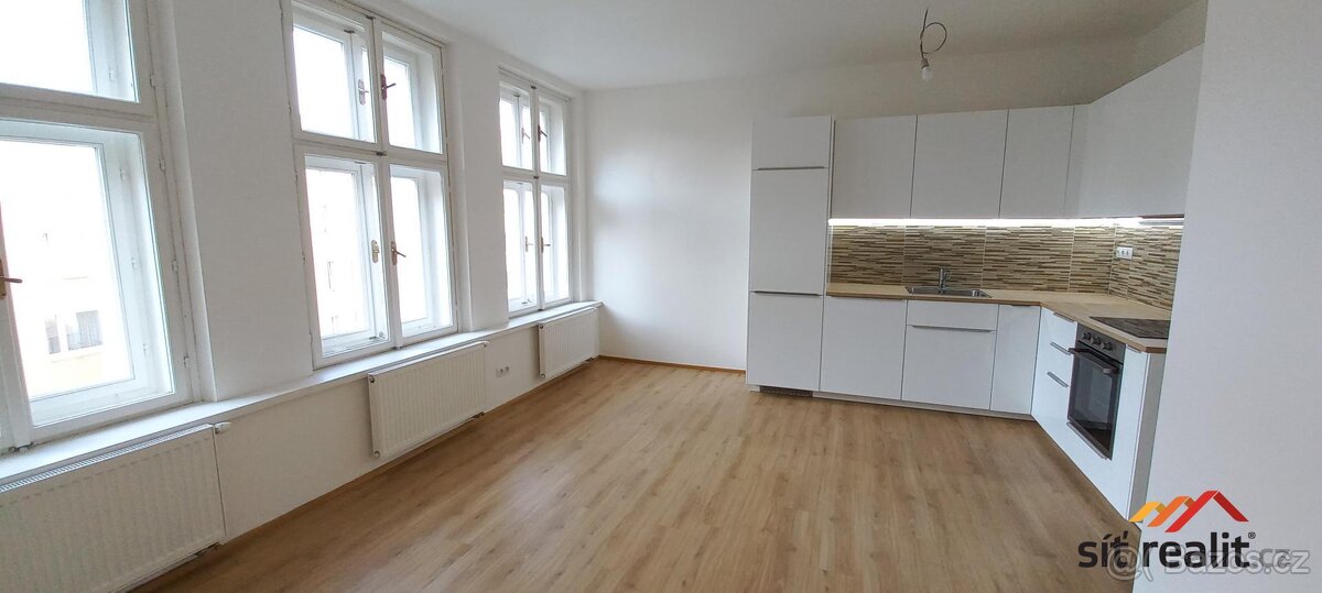 Pronájem světlého bytu po kompletní rekonstrukci, 2+KK/B, 47