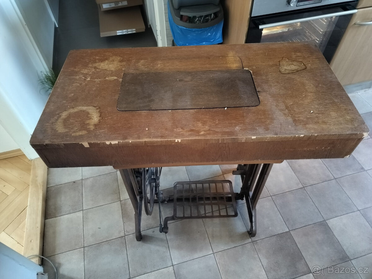 Šicí stroj Minerva včetně stolu