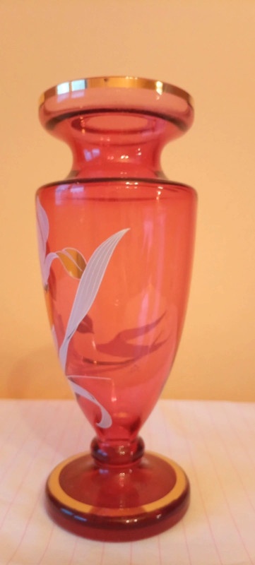 Červená váza s malovanými květy