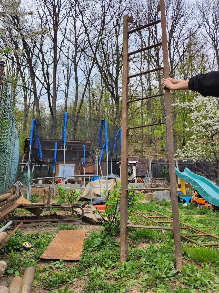 železný žebřík se skloněnými stupňi