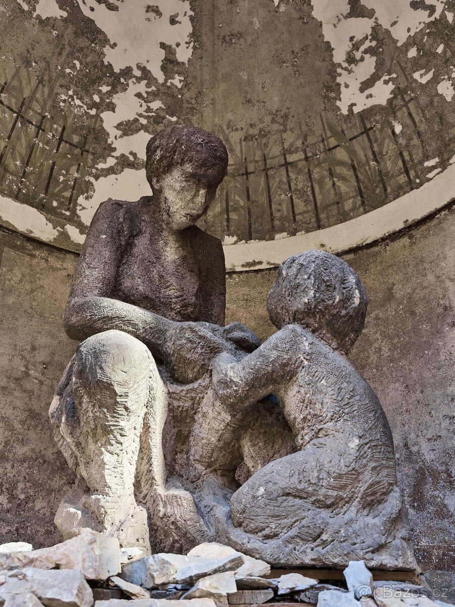 Obří pískovcové sousoší „Matka s dítětem” z období první rep