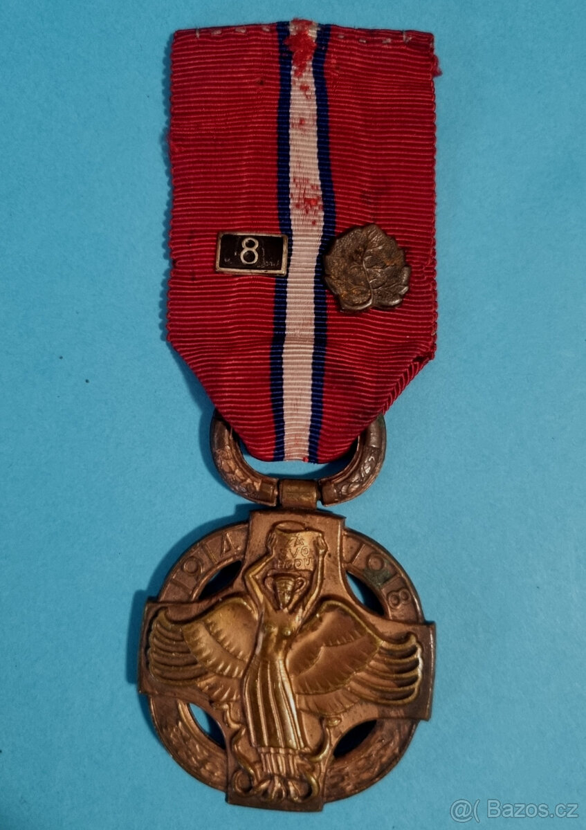 Čs revoluční medaile štítek 8 a lipový lístek- světlá dutá